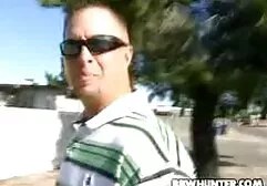 Przystojny gej leżący na kanapie wali konia mięsisty darmowe srx filmy kurczak i kręci dildo w dupie