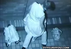 Zalotna dziewczyna niemieckie darmowe filmy porno w pończochach bawi się z atrybutami BDSM
