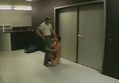 Dziewczyna na jej kolana z a piękny filmy erotyczne za darmo po polsku ciało daje a Geje