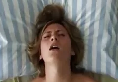 Wodnista kobieta w pięknej darmowe filmy erotycznwe bieliźnie pokazuje swoje nagie piersi