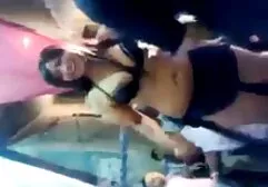 Uprawiać seks erotyczne filmiki darmowe z mężczyzną w łóżku.