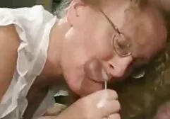 Głaszcząc dziurę ostre porno darmowe filmy w sypialni.