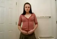 Siedząc w nagich butach na krześle, Czeska kobieta porno za darmo na telefon cieszy się z wibratora