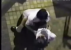 Długowłosa brunetka sex filmy darmowe w różowych spodniach szczerze pozuje przed kamerą
