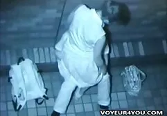 Facet filmuje na telefon, gdy chłopiec ssie fallusa erotyczne fimiki i jedzie nim po trawie