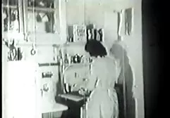 Szczupła Laska pozuje seksownie darmowe filmy seksowne w basenie