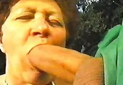 Dziewczyna w s3x filmy czerwonym gorsecie masturbuje się.