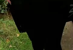Napalone lesbijki całują nogi swojego kochanka i pieszczą jej darmowe filmy erotyczne z mamuskami cipkę