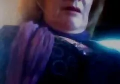 Dziwka w czarnych sex fiolmiki pończochach rozkłada nogi i wkłada palce do otworu