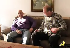 Długonoga darmowe niemieckie filmy erotyczne mulatka w leginsach daje sex oralny i jeździ na kutasie