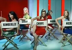 Młody muskularny darmowe grupowe filmy porno facet obmacuje swojego kutasa